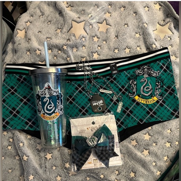 HARRY POTTER Accessories - 320 TORRID SIZE 3 BOY SHORT COLD CUP NECKLACE & BOW SLITHERING HOUSE